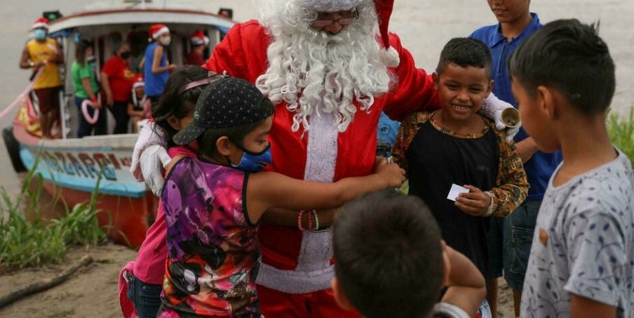 بابا نويل يوزع الهدايا على الاطفال