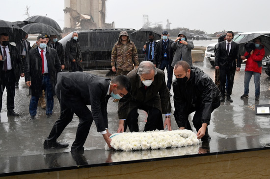 وضع إكليلاً من الزهور تكريماً لضحايا انفجار مرفأ بيروت
