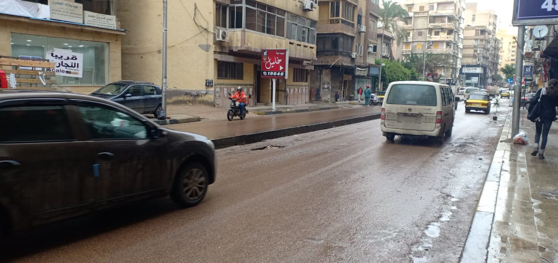سقوط أمطار غزيرة على عدد من المناطق بالإسكندرية