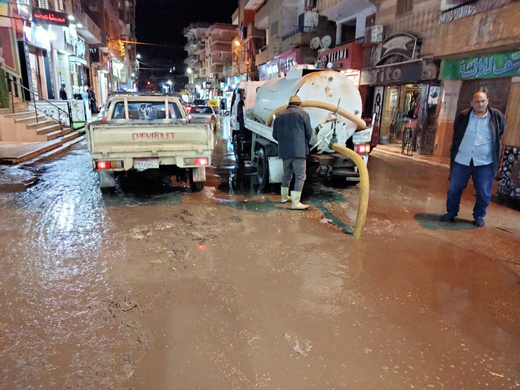 رفع مياه الامطار من شوارع  الحامول ليلا
