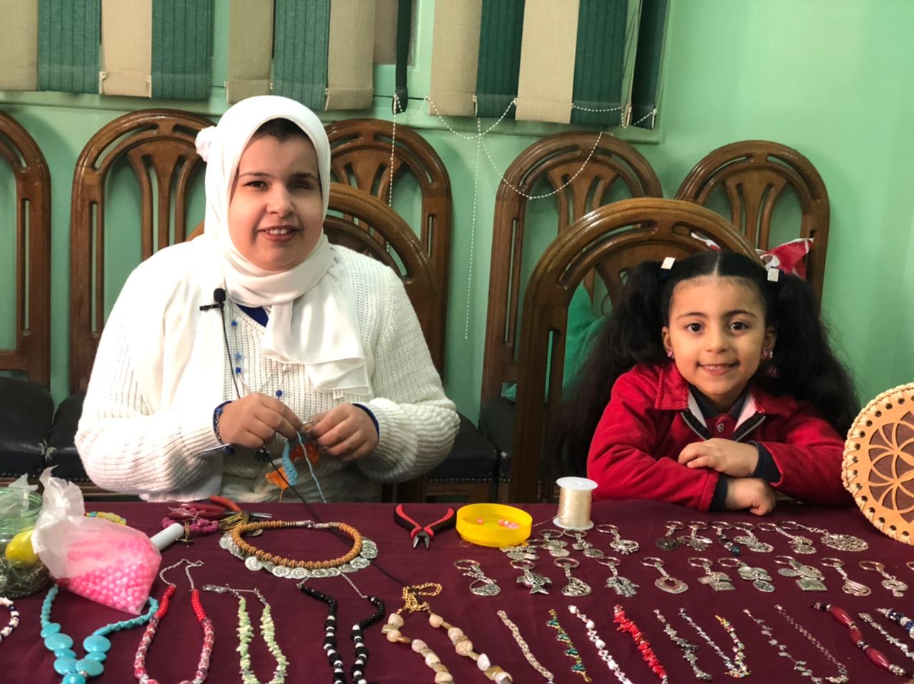 ياسمين كشك ابنة المنصورة تبدع في صناعة المشغولات اليدوية