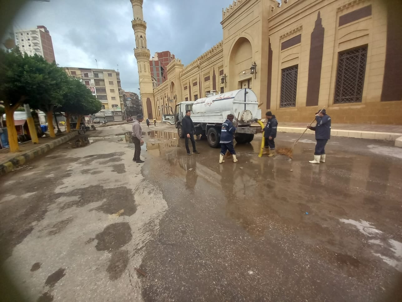 رفع مياه الامطار من أمام مسجد العارف بالله الدسوقي