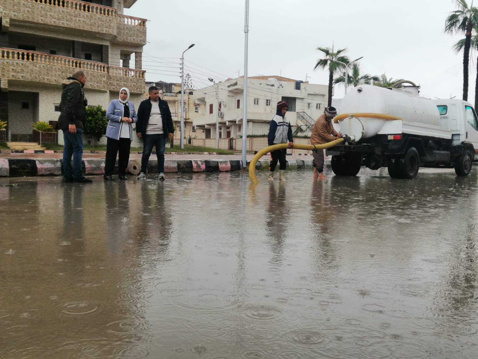 السكرتير العام تتابع رفع مياه الامطار بمصيف بلطيم
