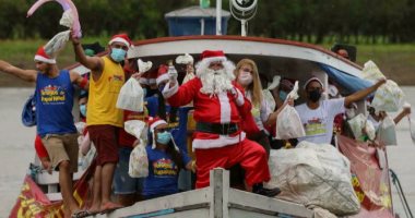 بابا نويل البرازيلى يوزع هدايا الأطفال من داخل قارب فى الأمازون