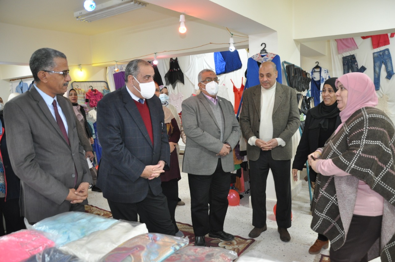 رئيس جامعة حلوان يفتتح معرض ملابس بالمدينة الجامعية (3)