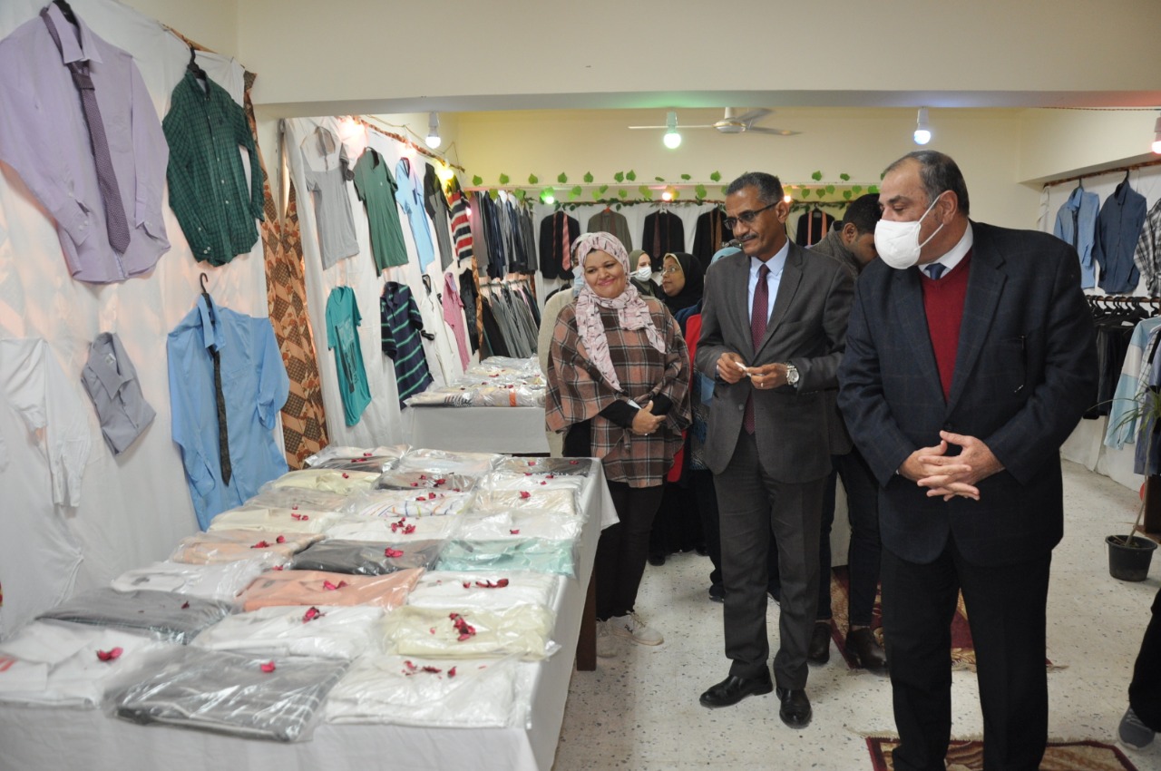 رئيس جامعة حلوان يفتتح معرض ملابس بالمدينة الجامعية (4)