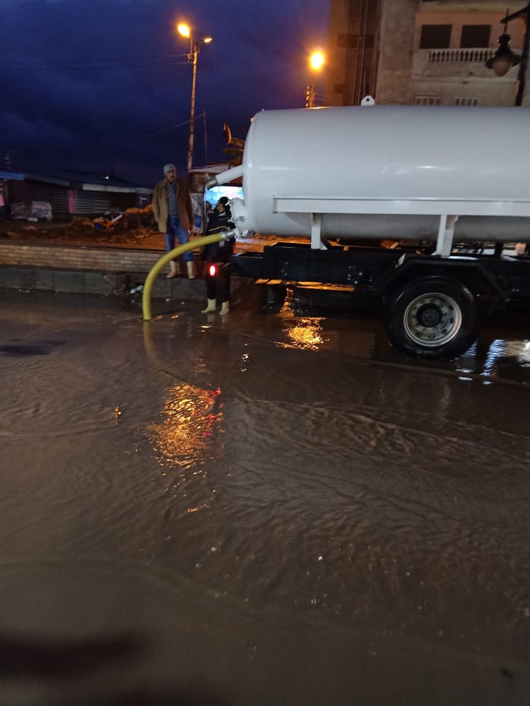 استمرار رفع مياه الامطار بمدينة بلطيم