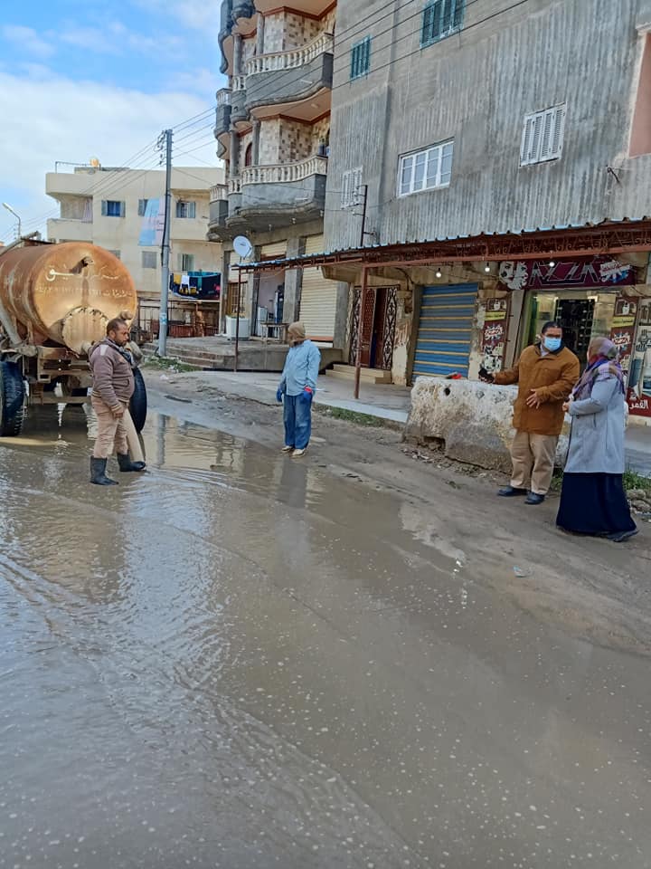متابعة رفع مياه الامطار بقرية الشيخ مبارك