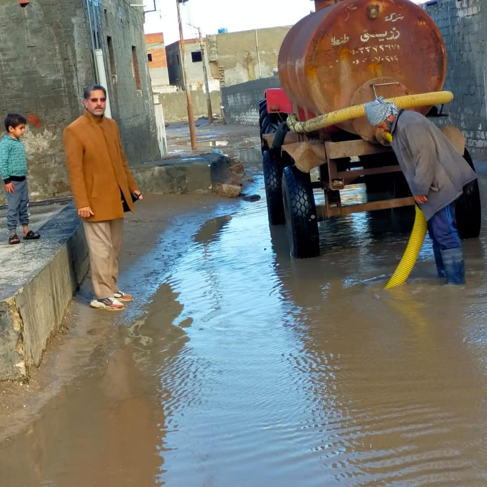 رفع مياه الامطار بقرية بر بحري