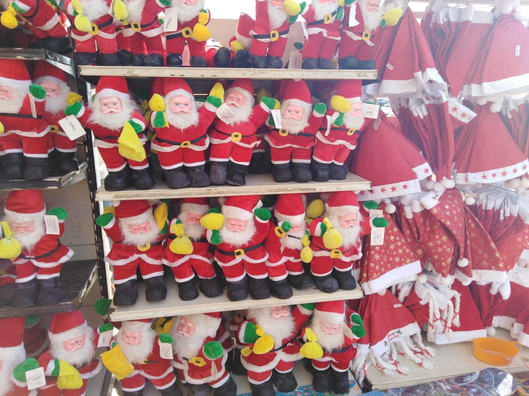 هدايا الكريسماس تزين المحلات بدمياط (2)