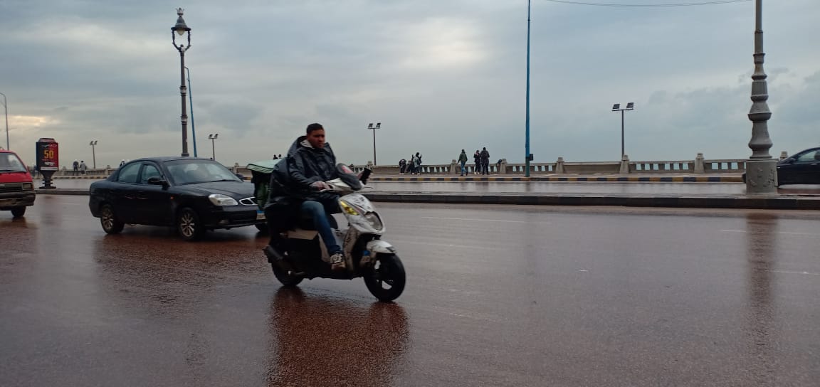 الأمطار تكسوا شوارع الإسكندرية