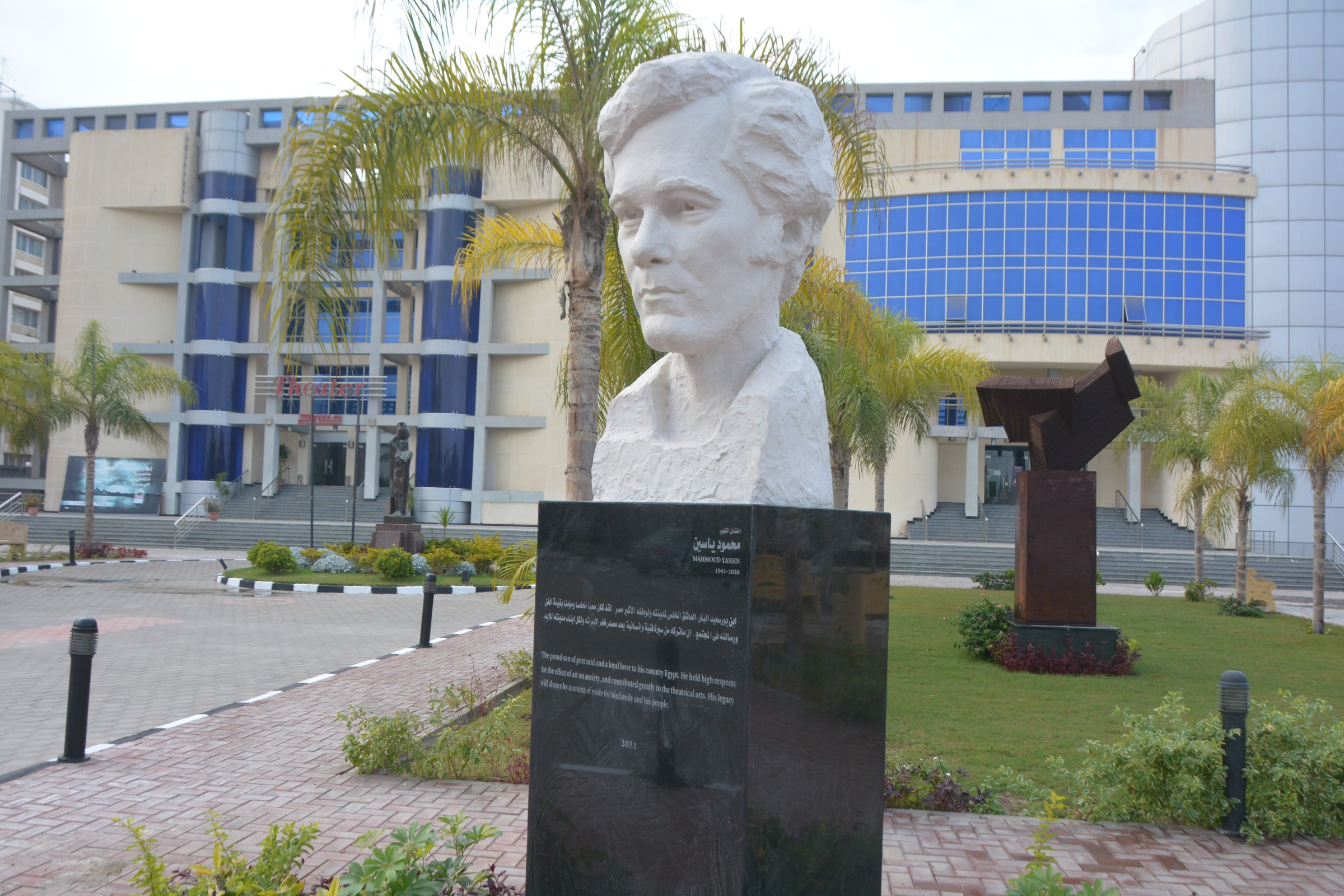 تمثال محمود ياسين في مركز ثقافي بورسعيد