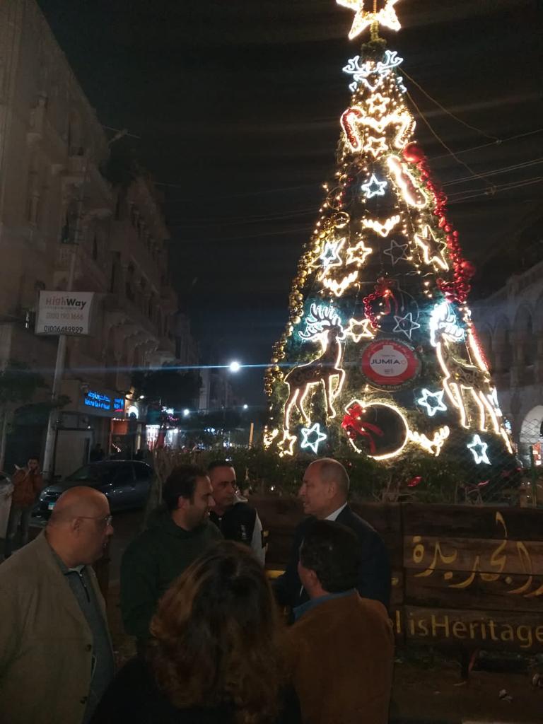 ميدان الكوربة في مصر الجديدة يتزين بأكبر شجرة للكريسماس