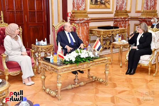 لقاء المستشار عبد الوهاب عبد الرزاق رئيس مجلس الشيوخ مع السيدة (16)