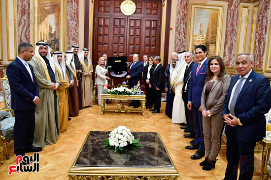 لقاء المستشار عبد الوهاب عبد الرزاق رئيس مجلس الشيوخ مع السيدة (3)