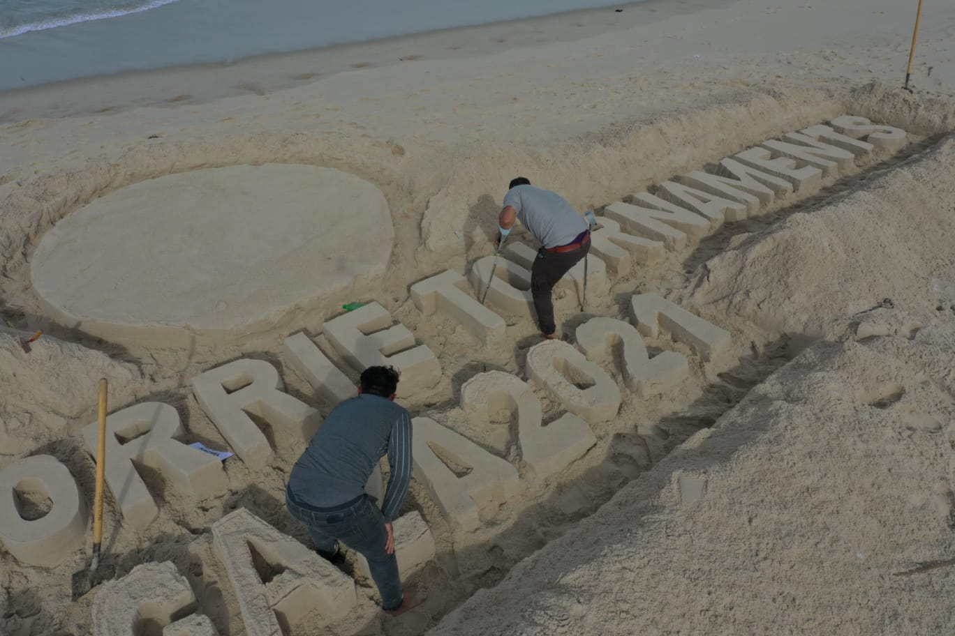محمد طوطح يرسم على شاطىء غزة