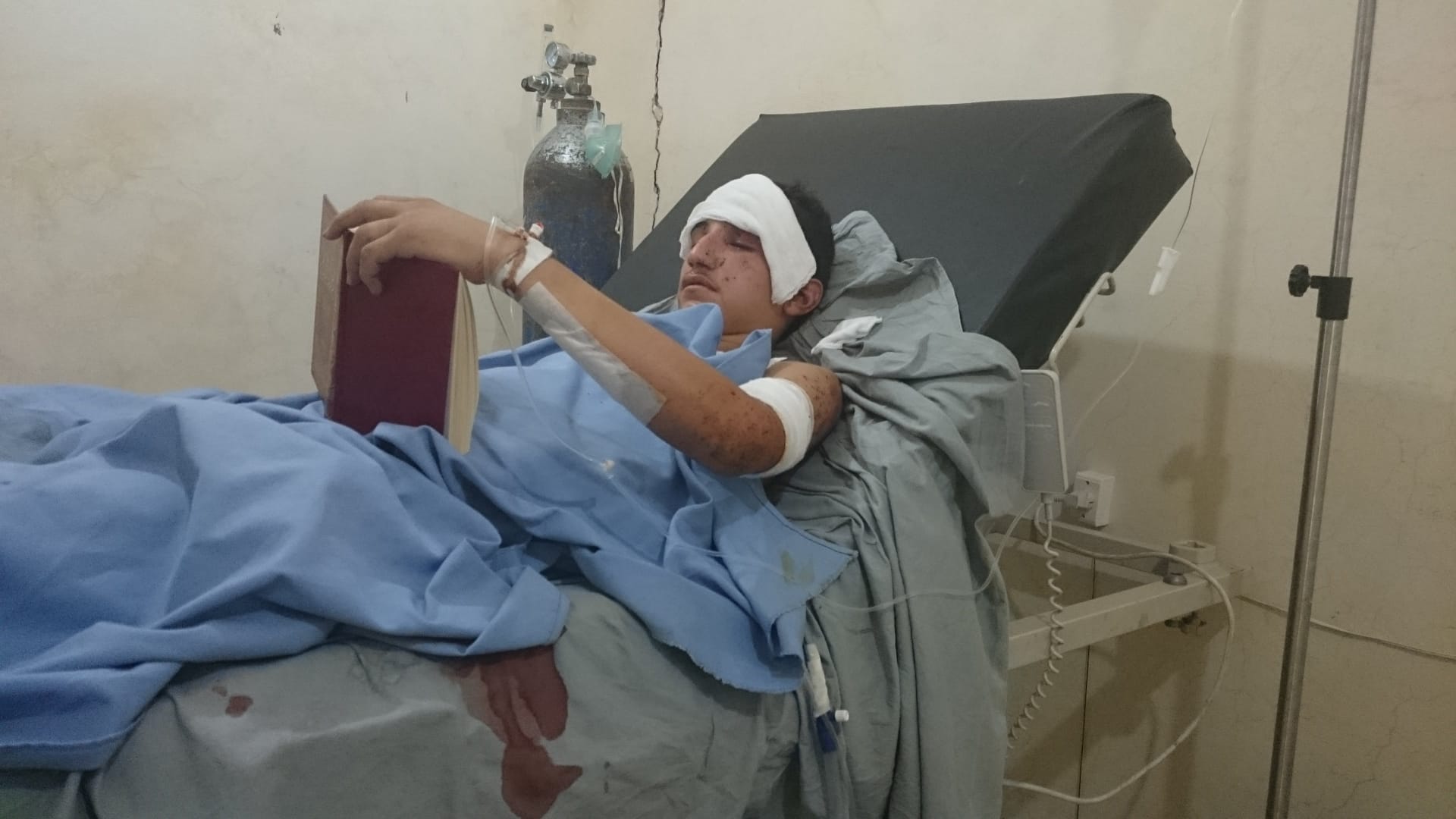السوري يوسف الحاج خلال تلقيه العلاج