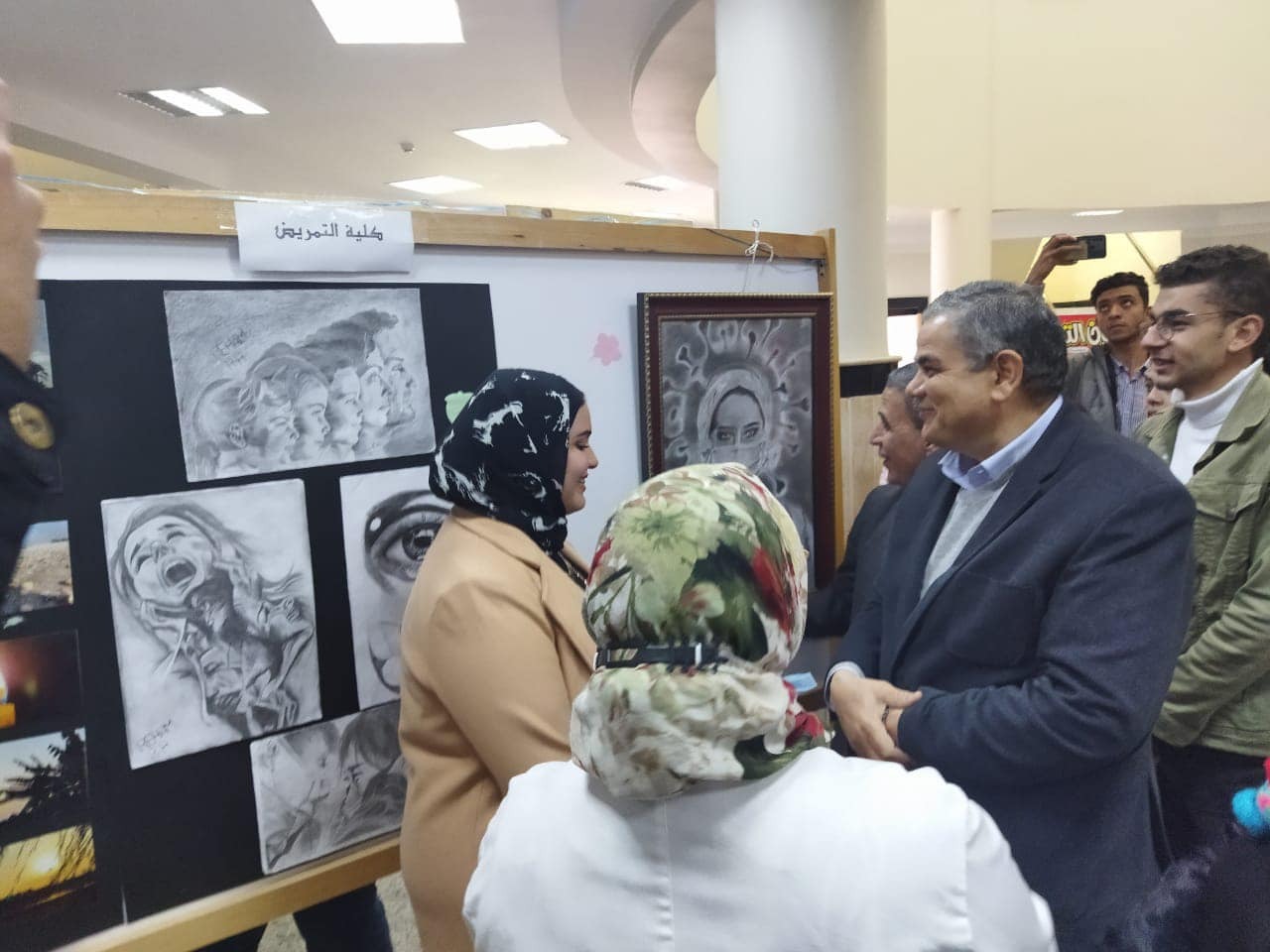رئيس جامعة كفر الشيخ يفتتح معرض الفنون التشكيلية