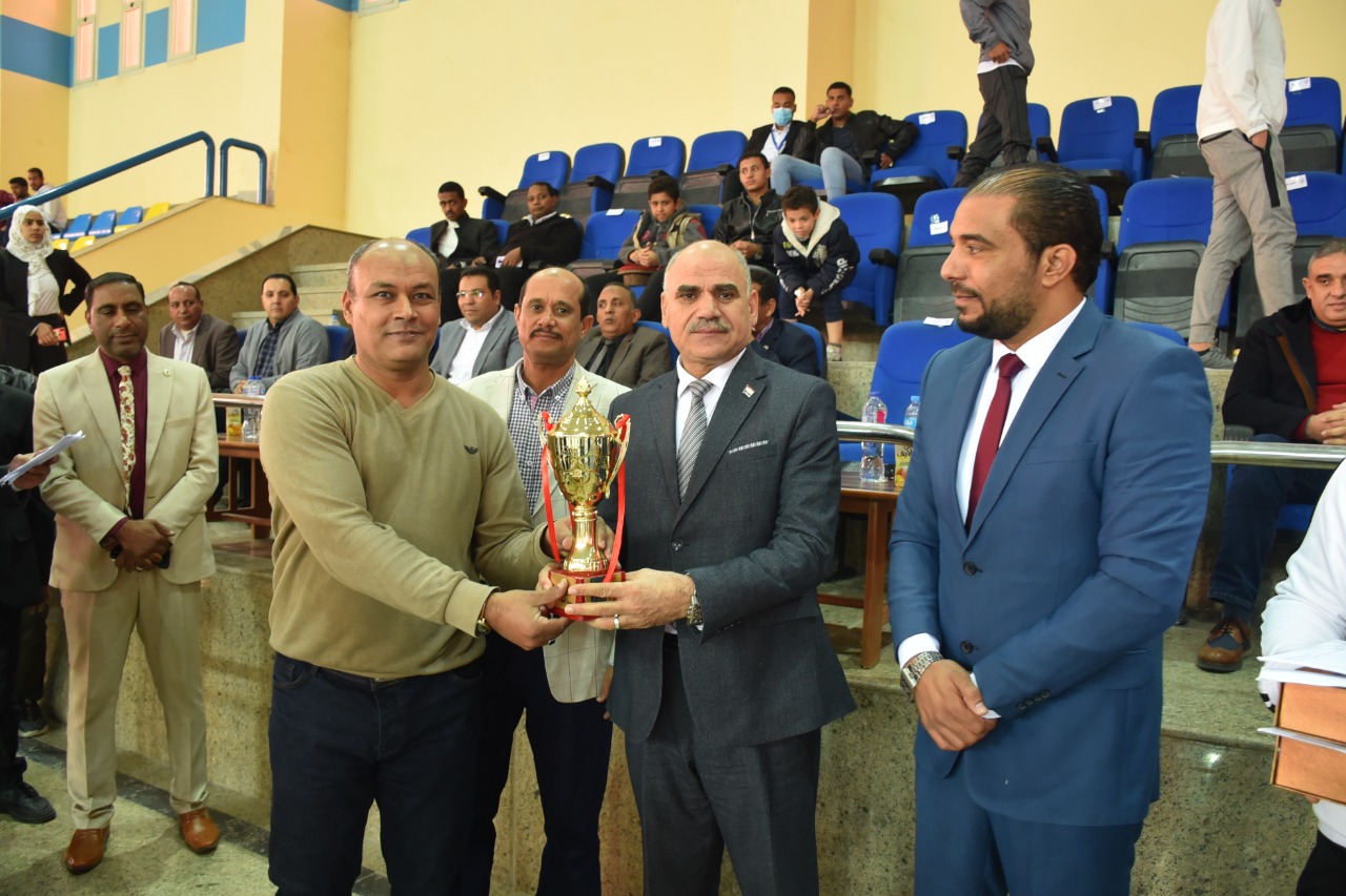 رئيس جامعة الأقصر يشهد حفل ختام البطولة الأولى لجامعة الأقصر لكرة القدم الخماسية