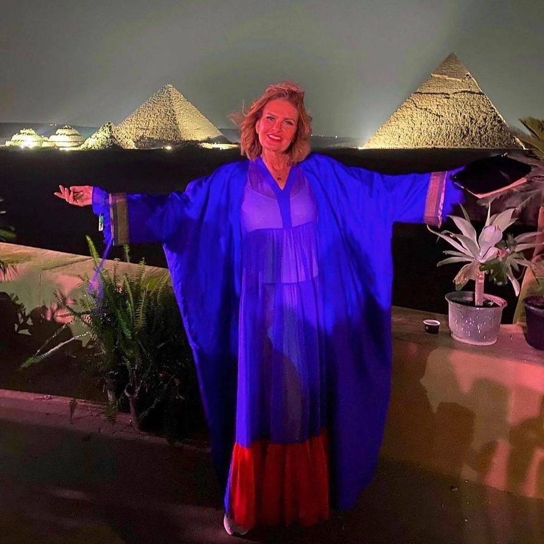 يسرا أمام الأهرامات يسرا أمام الأهرامات