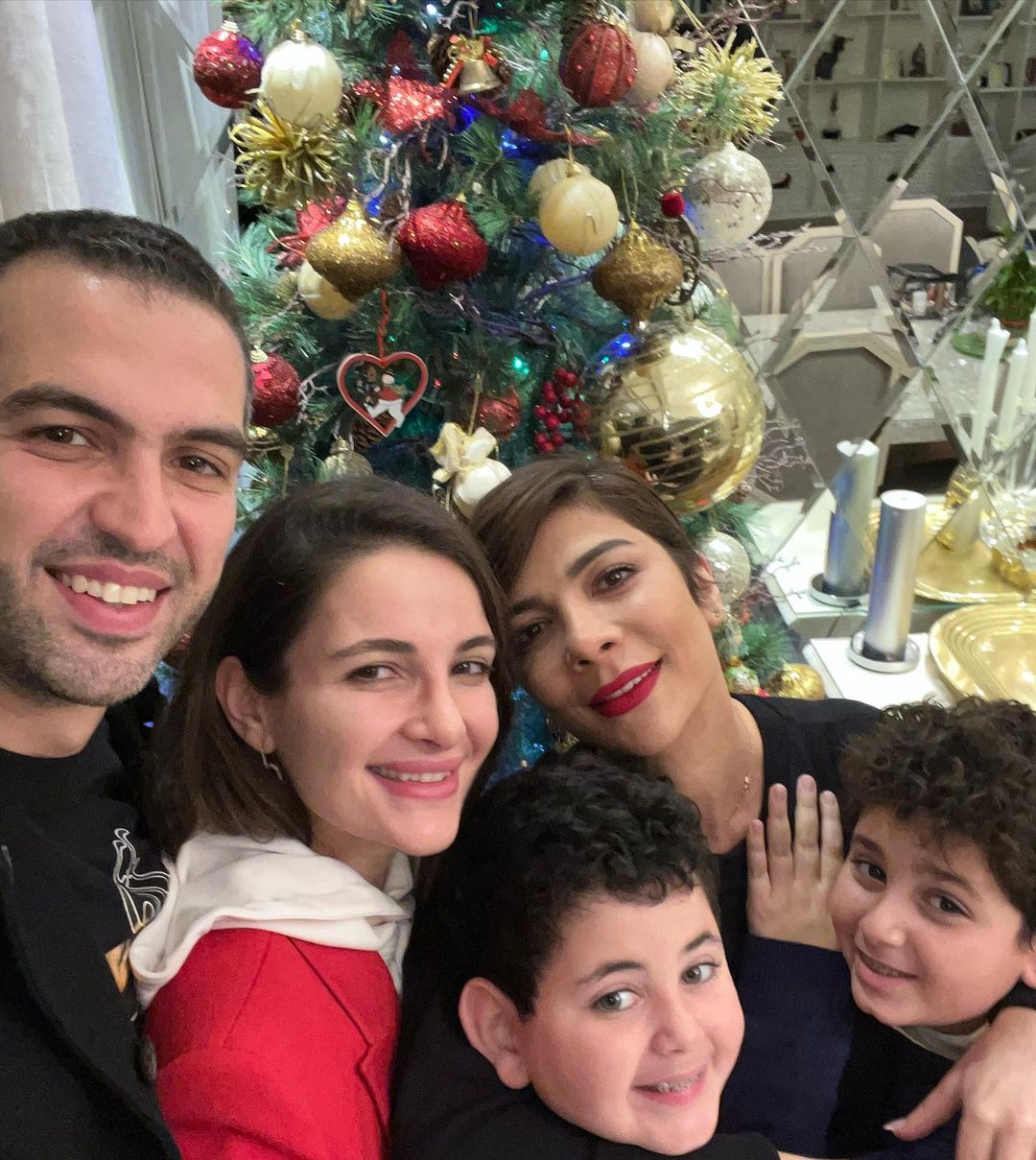 احتفال أصالة مع أسرتها بالكريسماس