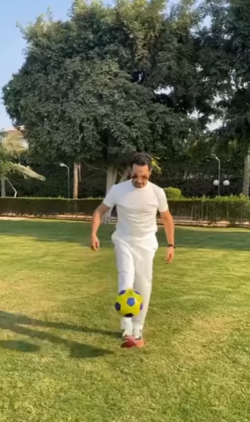 أحمد حلمى  يستعرض مهاراته الكروية