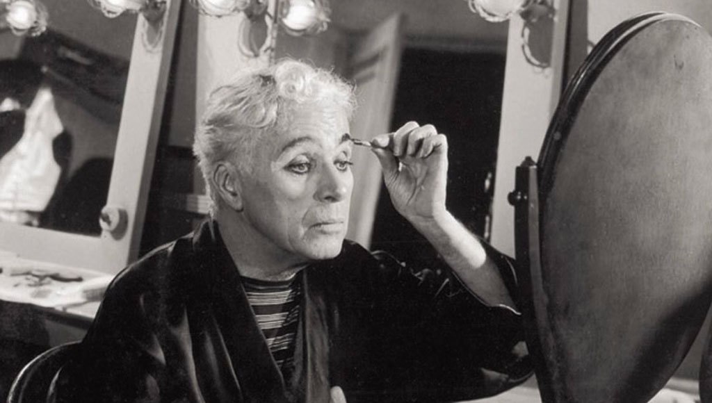 تشارلي شابلن وهو يضع ماكياجه