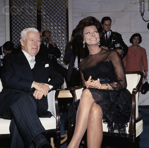 تشارلي شابلن صورة تجمعه مع نجمة هولييود