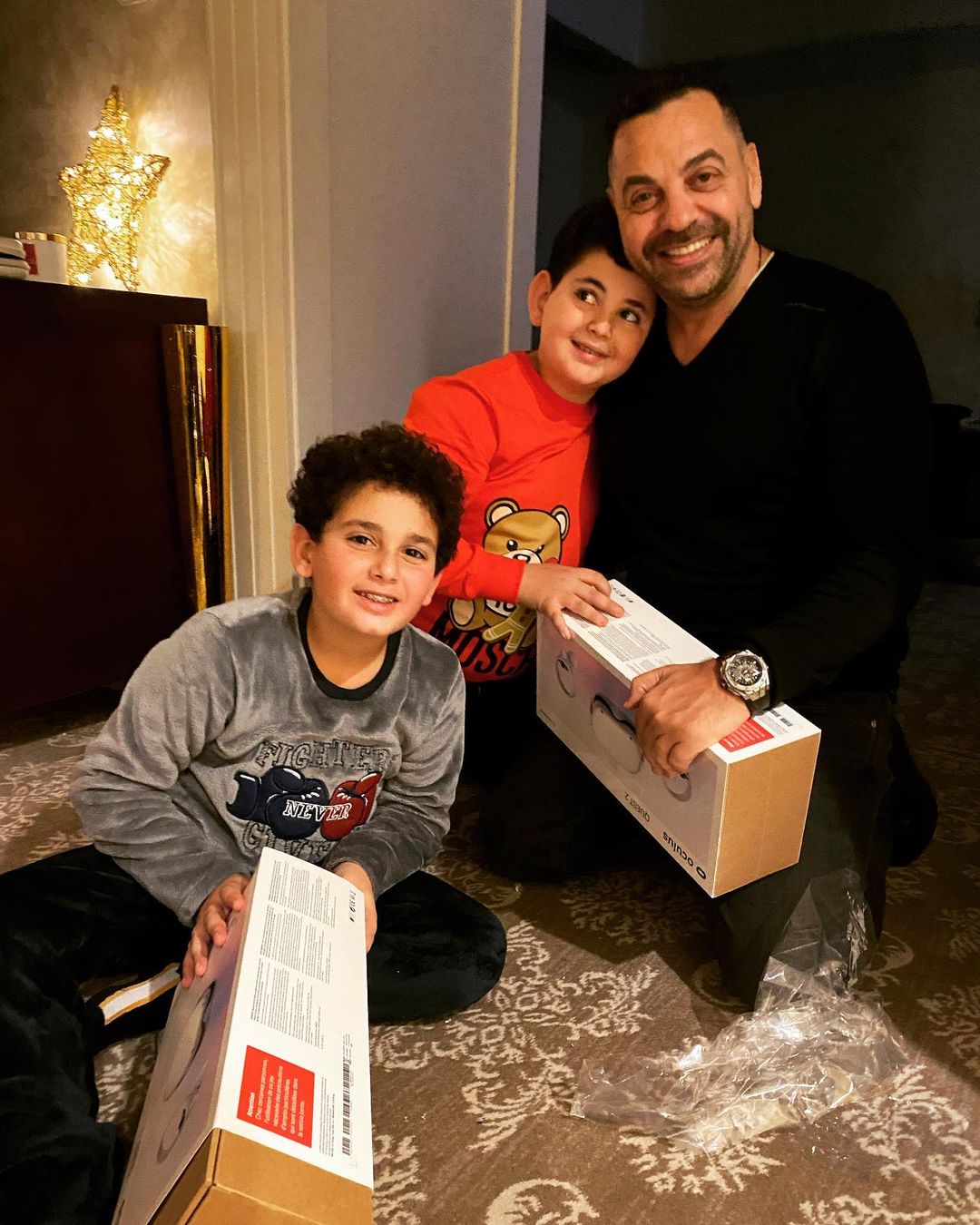 طارق العريان وابنيه طارق العريان وابنيه