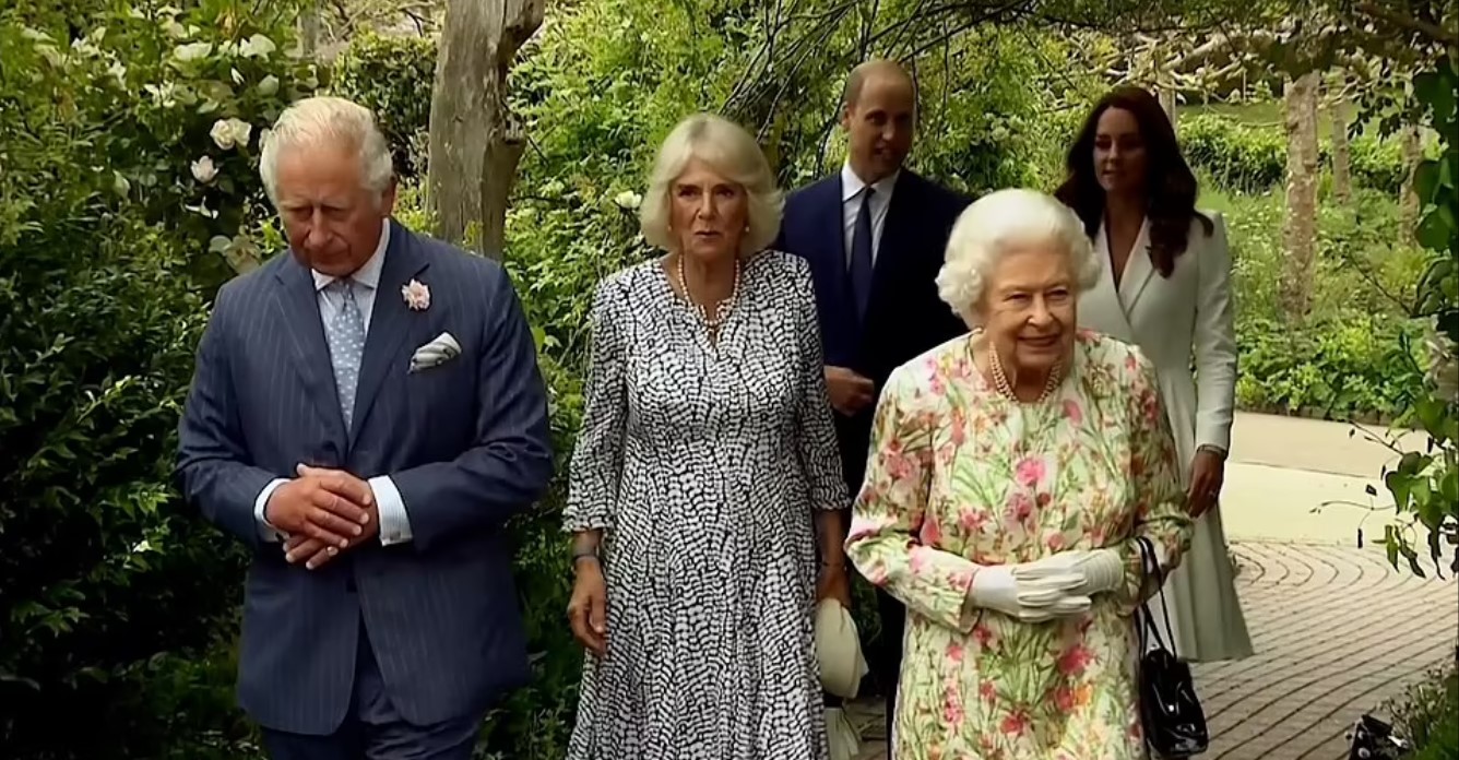ملكة بريطانيا مع ابنها وحفيدها وزوجتيهما