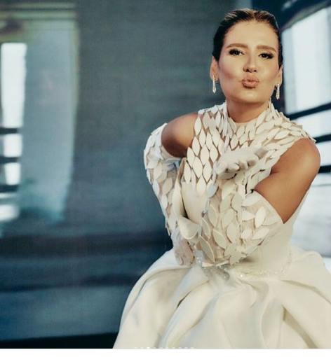 هنا شيحة باطلاله بيضاء تشبه الأميرات