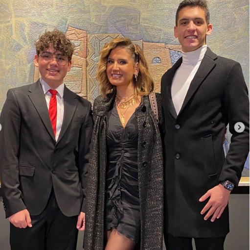 هنا شيحة برفقة ابنيها