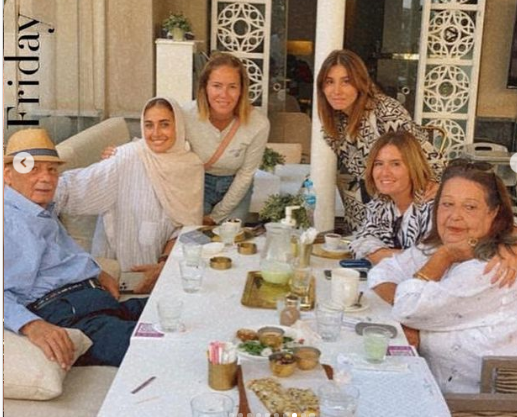 هنا شيحة برفقة والدها والتها وشقيقتها