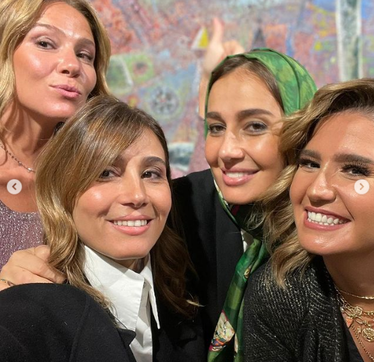 هنا شيحة برفقة شقيقاتها