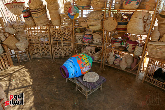 شباب ورجال القرية بعرض المنتجات في بازارات بميدان السواقي