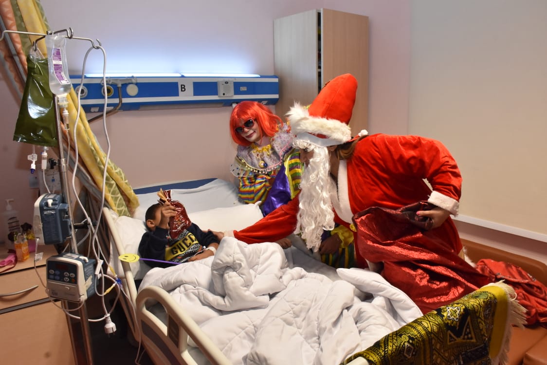 بابا نويل يفاجي أطفال السرطان بالأقصر بالهدايا والألعاب  (2)