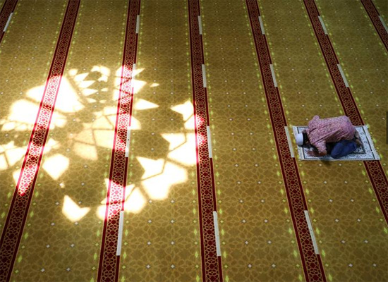 رجل مسلم يصلي في مسجد خلال شهر رمضان المبارك وسط جائحة فيروس كورونا في ماليزيا