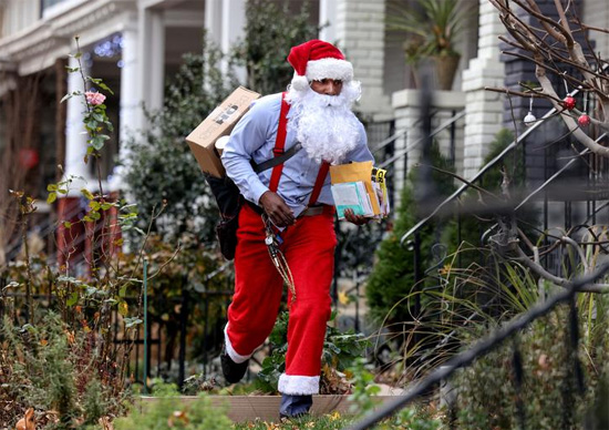 عامل البريد مرتديا زي بابا نويل في واشنطن