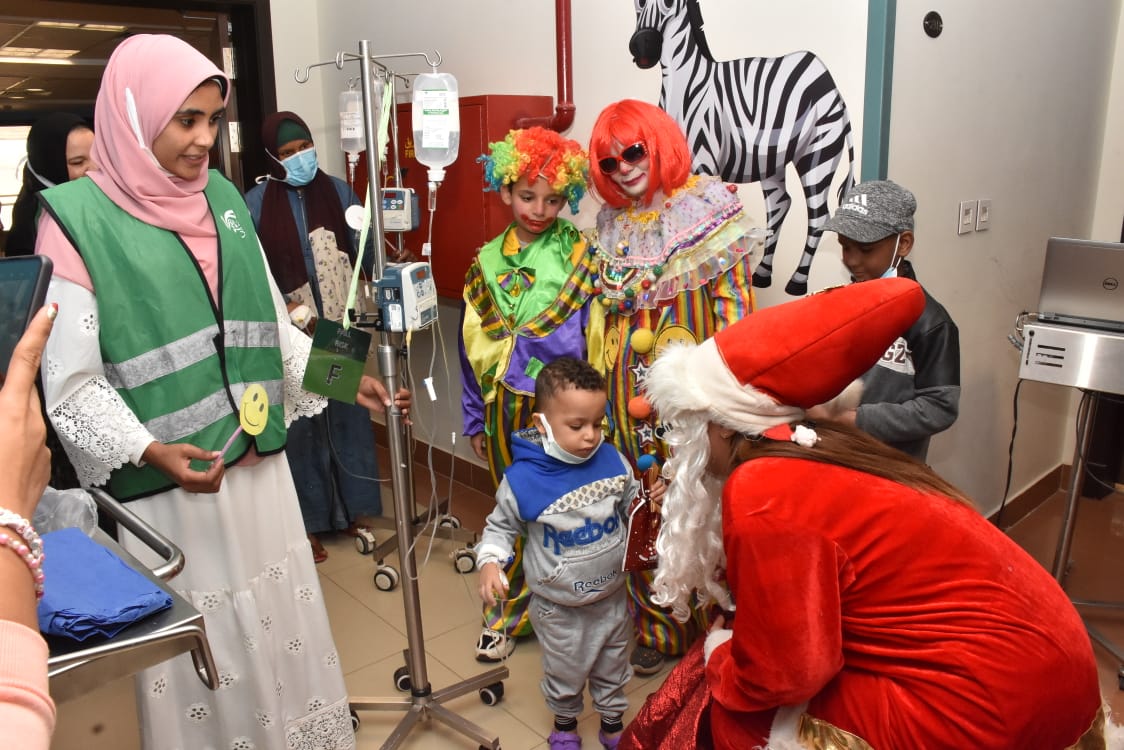 بابا نويل يفاجي أطفال السرطان بالأقصر بالهدايا والألعاب  (1)