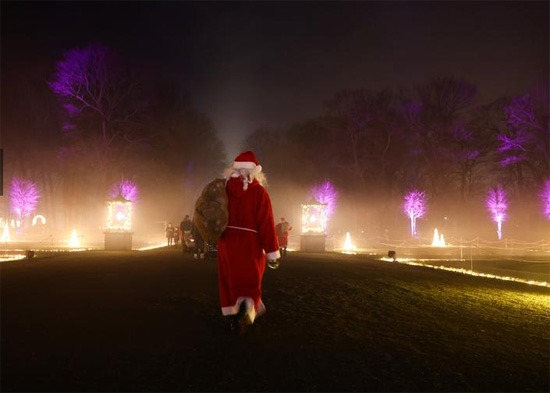 رجل يرتدي زي بابا نويل يمشي خلال الاجتماع السنوي لخدمة إيجار سانتا كلوز في برلين
