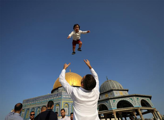 يحتفل الفلسطينيون في اليوم الأول من عيد الأضحى المبارك