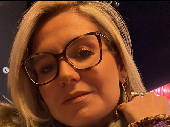 هنا شيحة بالنظارة النظر