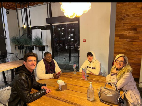 هنا شيحة برفقة ابنائها ومساعدتها