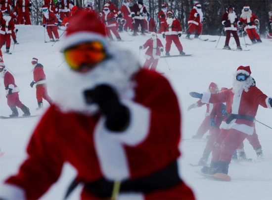 متزلجون يرتدون زي بابا نويل يشاركون في مهرجان سانتا الأحد الخيري