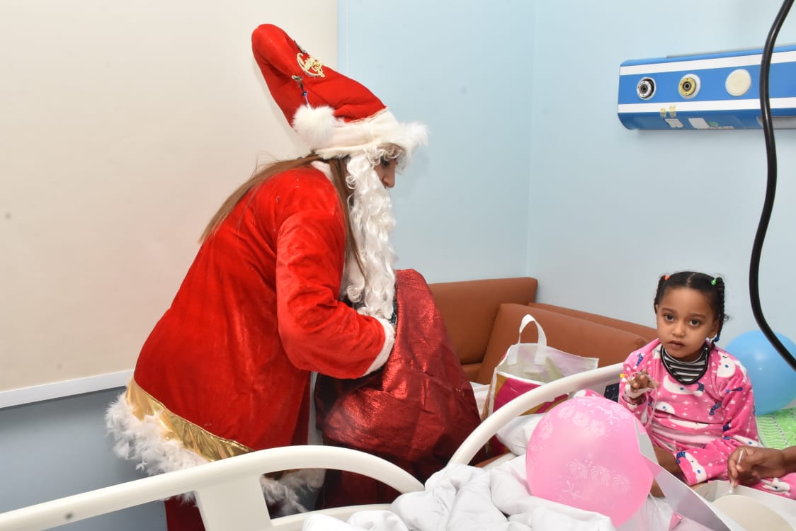 بابا نويل يفاجي أطفال السرطان بالأقصر بالهدايا والألعاب  (6)