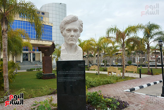 تمثال محمود ياسين وقاعدته