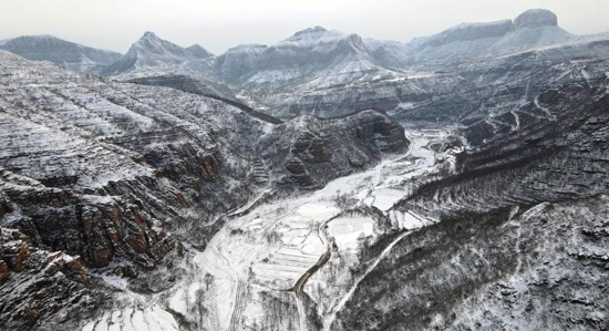 الثلوج تغطىجبال الصين
