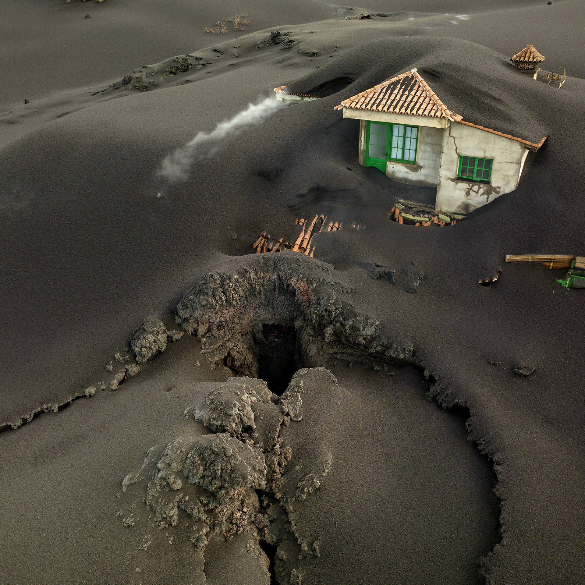 الرماد يغطى البيوت فى  جزيرة لابالما