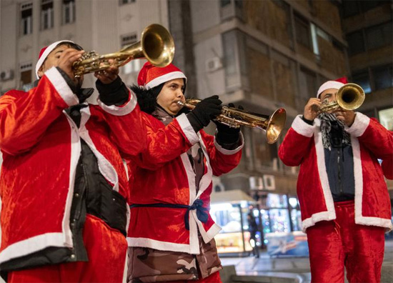 موسيقيو الشوارع يرتدون زي بابا نويل وسط مدينة بلغراد فى صربيا