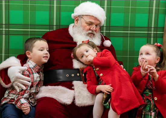 صورة للأطفال مع سانتا في ويلو جروف بارك مول قبل عيد الميلاد في ويلو جروف بنسلفانيا